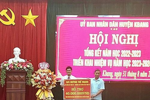 Trưởng ban Tuyên giáo Tỉnh ủy Gia Lai trao 40 triệu đồng mua thẻ BHYT cho học sinh huyện Kbang