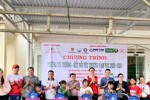 Chương trình 'Trường tới trường - Kết nối yêu thương' tại xã Đak Ta Ley