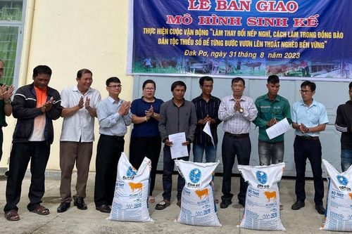 Trao quà và mô hình sinh kế cho người nghèo huyện Chư Sê, Đak Pơ