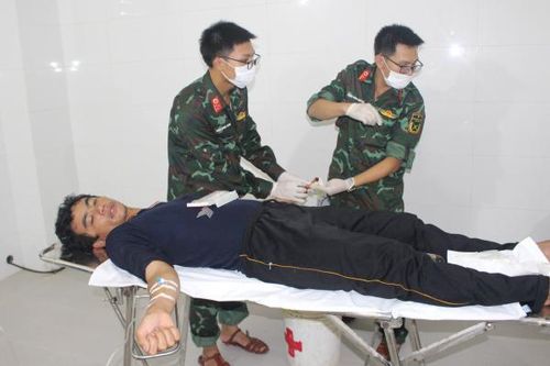 Bệnh xá đảo Sơn Ca cấp cứu ngư dân gặp nạn trên biển