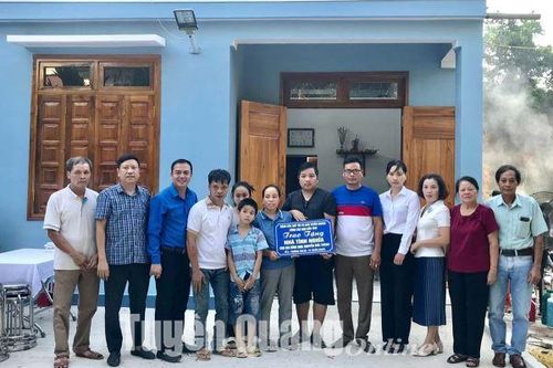 Trao tặng Nhà tình nghĩa cho gia đình anh Nguyễn Đức Thành