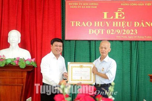 Đồng chí Tổng Biên tập Báo Tuyên Quang Mai Đức Thông trao Huy hiệu Đảng tại Sơn Nam