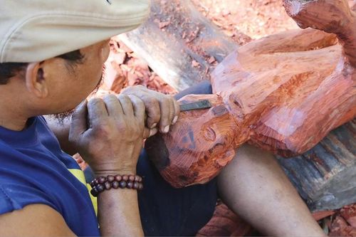 Tượng gỗ kể chuyện văn hóa Cơ Tu