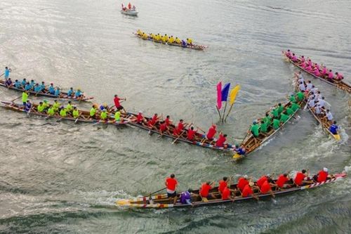Sông Hương dậy sóng với 'dồn la dồn' trong ngày Tết Độc lập