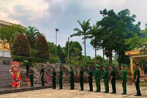 Dâng hương tri ân Chủ tịch Hồ Chí Minh và các Anh hùng liệt sĩ