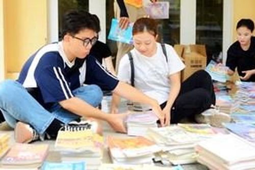 Cùng gom sách giáo khoa cho học sinh Gia Lai