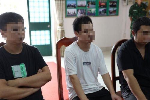 Trục xuất ba đối tượng xuất, nhập cảnh trái phép