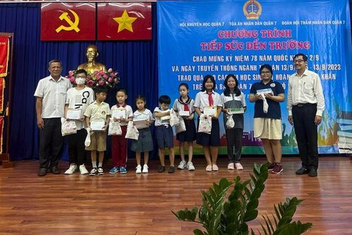 TAND quận 7 tiếp sức cho học sinh có hoàn cảnh khó khăn đến trường