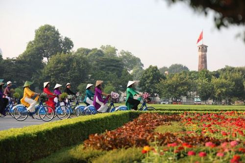Thướt tha áo dài trong nắng thu Hà Nội