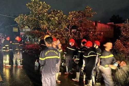 Xúc động hình ảnh chiến sĩ Cảnh sát cứu cháu bé khỏi đám cháy
