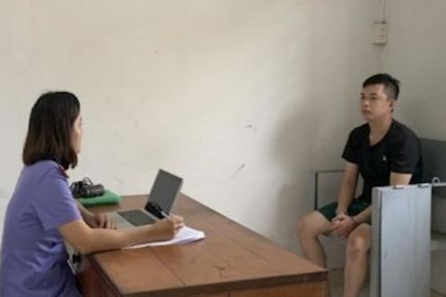 Đã đi sai làn, còn tông xe máy vào CSGT