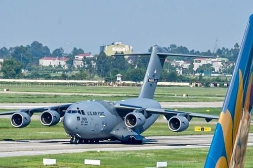 Máy bay vận tải khổng lồ của Không quân Mỹ đến Hà Nội