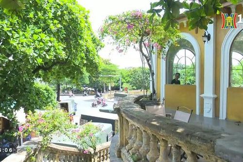 Ngắm nhìn cầu Long Biên qua ô kính Hỏa Xa cafe