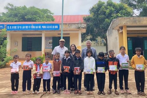 Đắk Lắk: Trao quà và học bổng tặng 12 học sinh hoàn cảnh đặc biệt khó khăn nhân dịp năm học mới