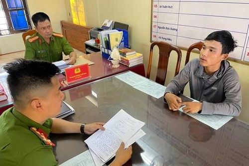 Bắt nóng đối tượng chuyên trộm dầu của các phương tiện đỗ dọc đường