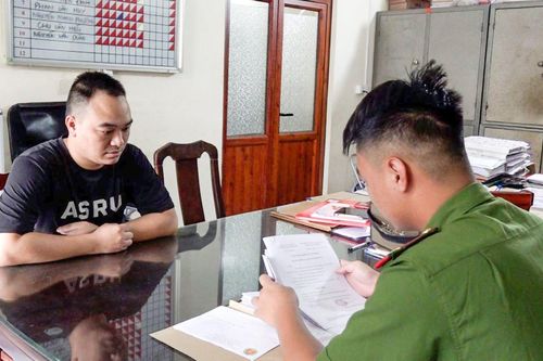 Khởi tố nam thanh niên đánh đập, cướp tài sản 'con nợ'