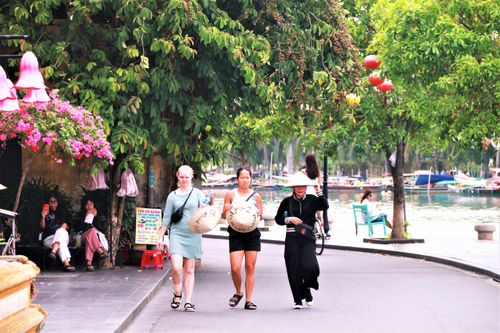 Phố cổ Hội An lưa thưa du khách trong ngày đầu nghỉ lễ Quốc khánh