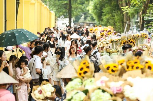 Phố trung tâm Hà Nội, Công viên Thủ Lệ đông nghẹt người đến vui chơi, chụp ảnh