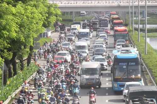 Ngày đầu nghỉ lễ, các tuyến đường cửa ngõ thành phố Hồ Chí Minh ùn ứ cục bộ