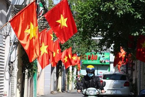 Ngắm nhìn cờ đỏ tung bay khắp các đường phố Hà Nội trong ngày Quốc khánh 2/9