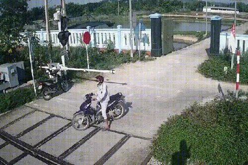 Thót tim cảnh nữ công nhân đường sắt cứu người đi xe máy thoát khỏi tai nạn trong gang tấc