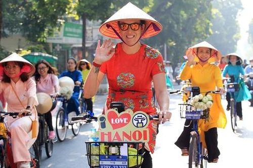 Khách quốc tế tham gia 'Áo dài kết nối du lịch và di sản' tại Thủ đô