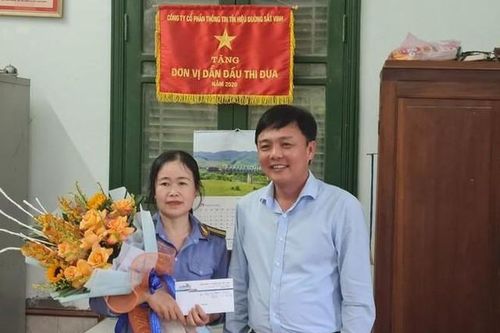 Khen thưởng nữ gác chắn đường sắt dũng cảm cứu người ở Nghệ An