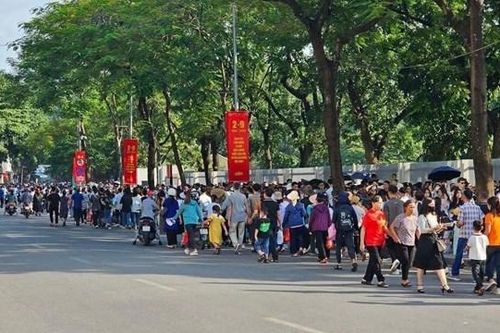 Người dân 'đội nắng', xếp hàng dài xuyên trưa vào Lăng viếng Bác