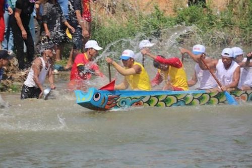 Kiến Giang, sông Gianh 'dậy sóng' đua thuyền mừng Tết Độc lập