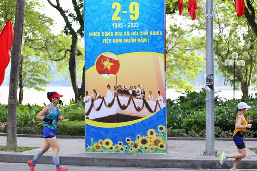 Ngắm đường phố Hà Nội vắng vẻ ngày lễ 2/9