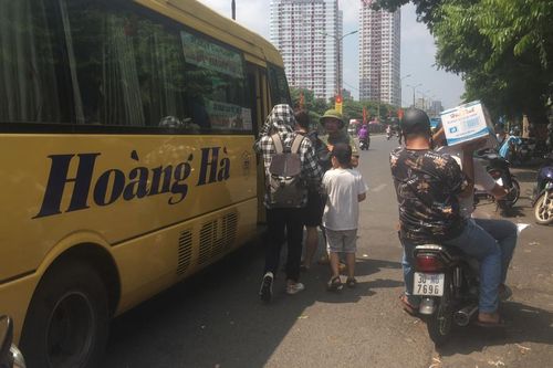 Hàng loạt xe khách ngang nhiên vợt khách dọc đường