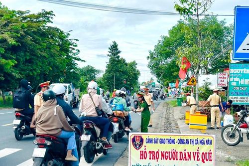 CSGT Sóc Trăng hỗ trợ xăng, nước suối cho người dân về quê nghỉ lễ 2/9