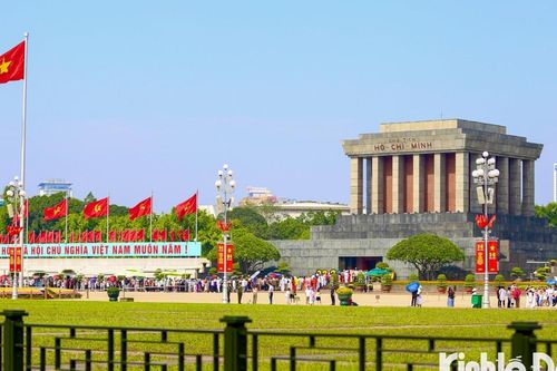 Người dân bốn phương nô nức dự lễ chào cờ và vào Lăng viếng Bác