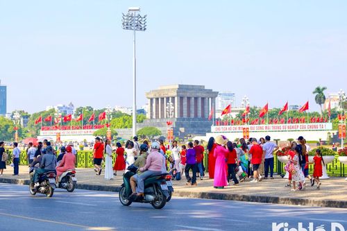 Di tích lịch sử, công viên tấp nập người dân tới vui chơi ngày 2/9