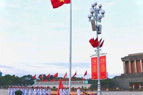Chùm ảnh: Thiêng liêng lễ thượng cờ Tổ quốc mừng ngày Quốc khánh