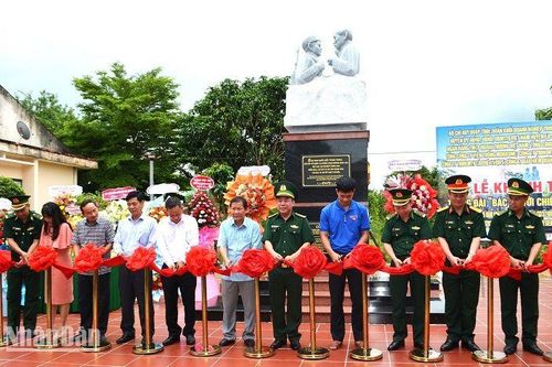 Khánh thành tượng đài 'Bác Hồ với chiến sĩ Biên phòng' và trao hơn 2.000 suất quà tặng nhân dân biên giới Đắk Lắk