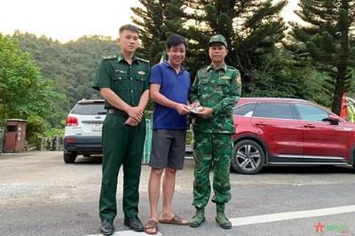 Hai cán bộ Bộ đội Biên phòng Cao Bằng trả lại số tiền lớn cho người đánh mất