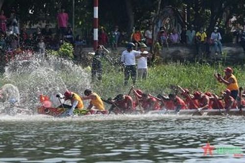 Lễ hội đua, bơi thuyền truyền thống trên quê hương Đại tướng Võ Nguyên Giáp