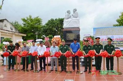 Khánh thành tượng đài 'Bác Hồ với chiến sĩ Biên phòng' tại Đắk Lắk