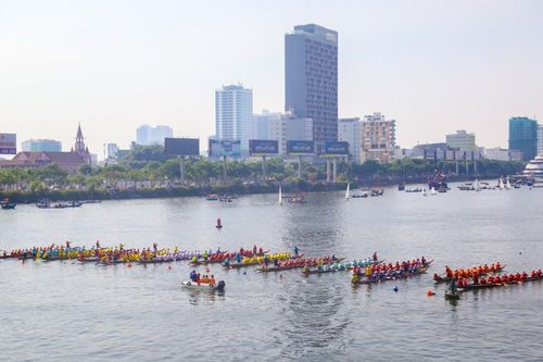 Người dân, du khách hào hứng cổ vũ đua thuyền trên sông Hàn