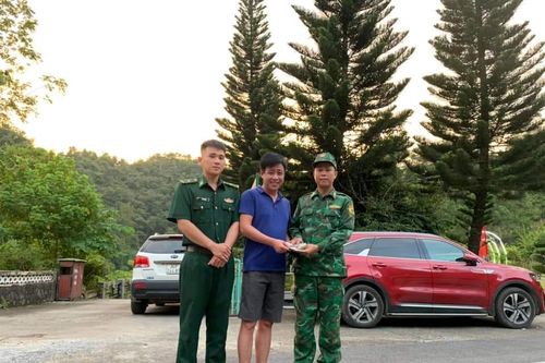 Cán bộ Biên phòng nhặt được của rơi trả người đánh mất