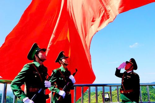 Thiêng liêng Lễ chào cờ tại Cột cờ quốc gia Lũng Cú trong Ngày Quốc khánh