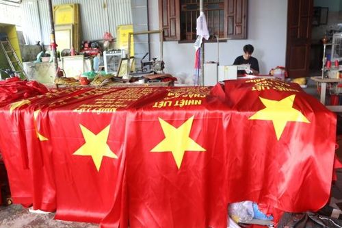 Ghé thăm nghệ nhân làm lá cờ kỷ lục 54 mét vuông trên đỉnh Lũng Cú, Hà Giang