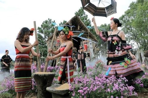 Đưa thổ cẩm Tây Nguyên vào thời trang hiện đại