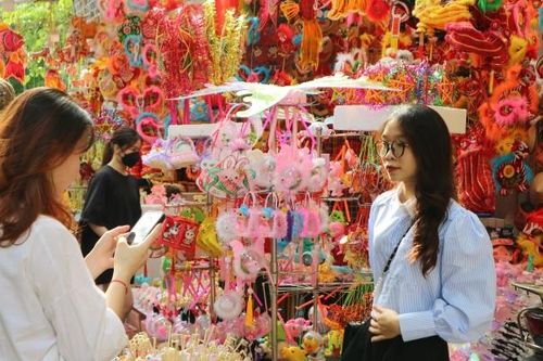 Giới trẻ Hà Thành 'đổ bộ' về phố Hàng Mã trong dịp nghỉ lễ 2/9