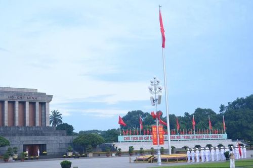 Người dân xếp hàng dài xem Lễ chào cờ sáng 2/9 tại Quảng trường Ba Đình