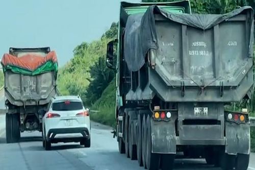 Khởi tố 2 tài xế điều khiển xe ben chèn ép ô tô con trên cao tốc