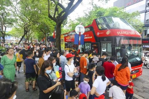 Phương tiện công cộng tại Hà Nội hút khách dịp nghỉ lễ 2/9