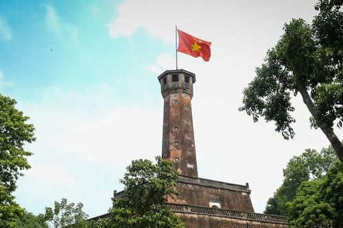 Cờ Tổ quốc tung bay khắp mọi miền