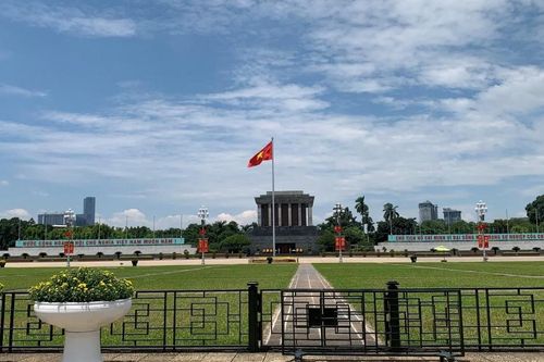 Phố phường Hà Nội rực rỡ cờ hoa chào mừng ngày Quốc khánh
